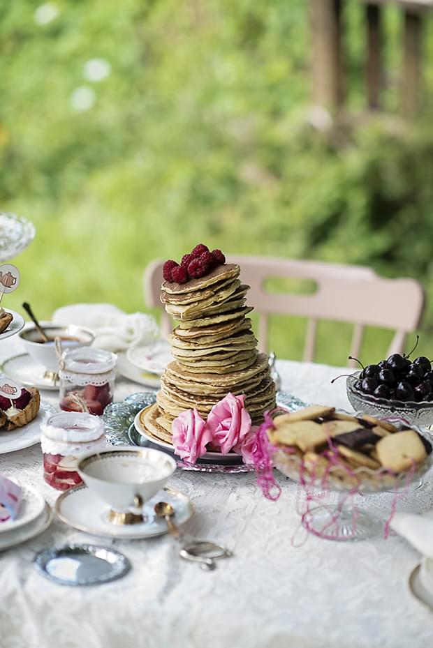 Letni vintage podwieczorek panieński w ogrodzie_pancake tower