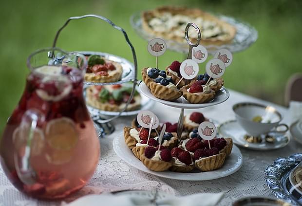 Letni vintage podwieczorek panieński w ogrodzie_tartaletki z owocami