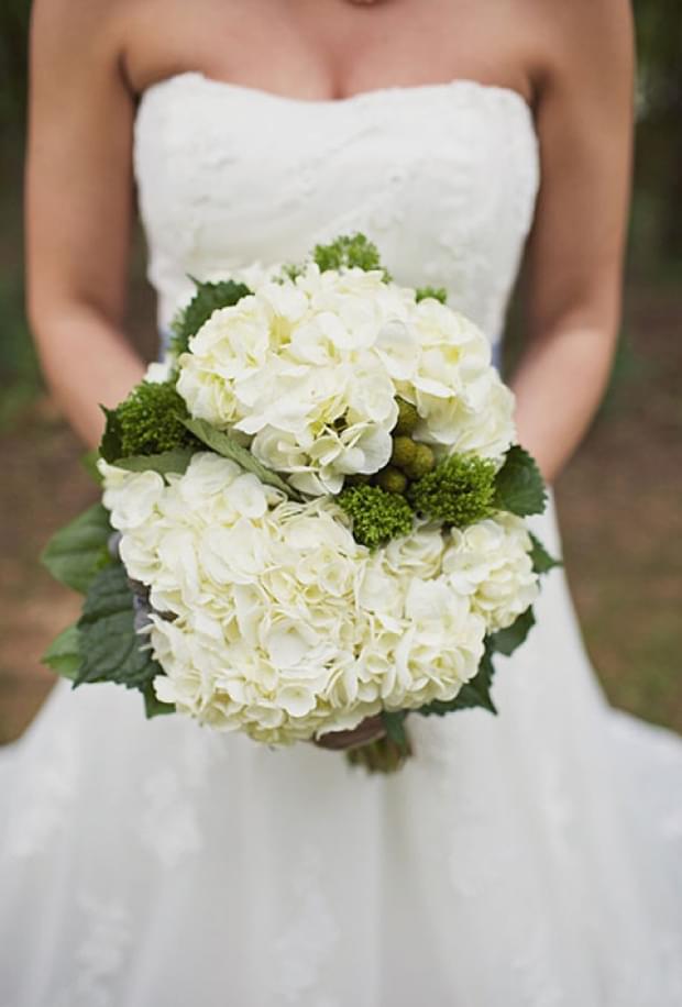Bukiet ślubny z białych hortensji / źródło: brides.com