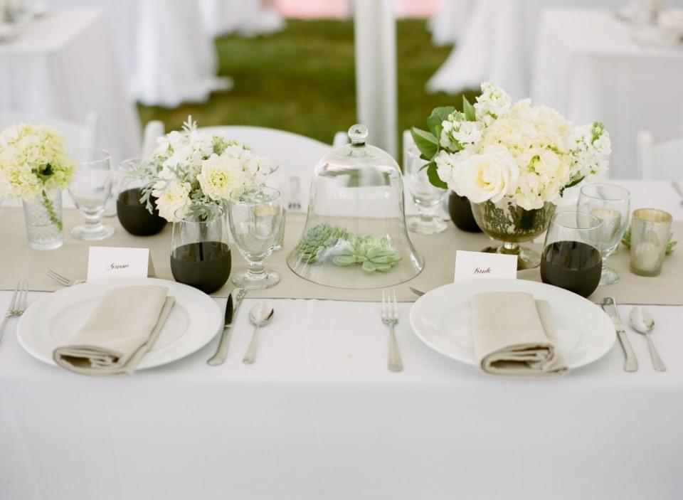 Zobaczcie jak pięknie prezentuje się prosta i minimalistyczna dekoracja stołu weselnego - efekt popsuć mogą tylko...powystawiane napoje!