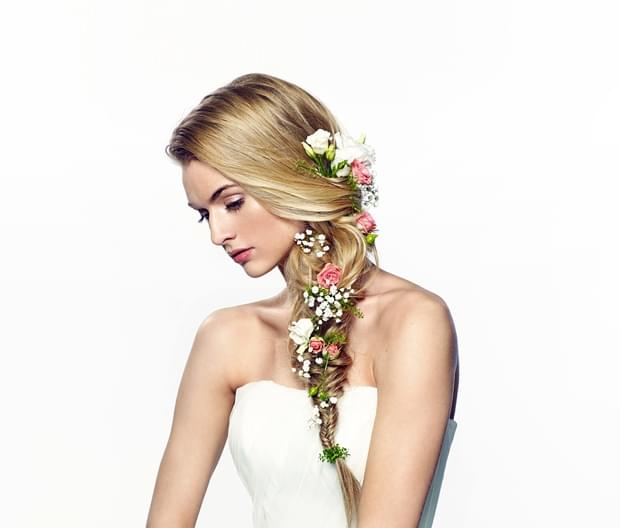 romantyczna fryzura ślubna 2015 z kwiatami wianek