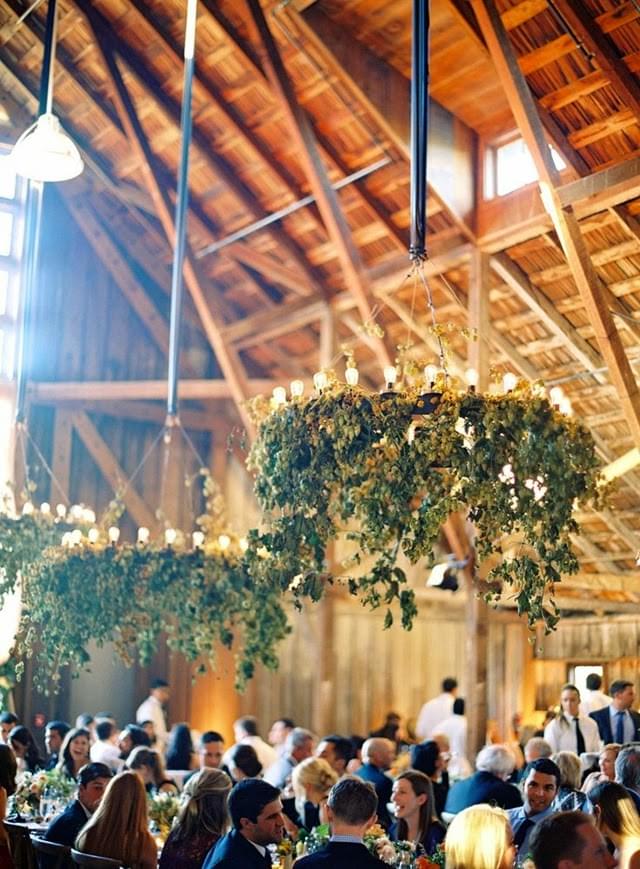 wesele w stodole żyrandole z ziół