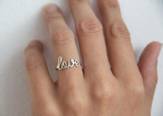 pierścionek z napisem love